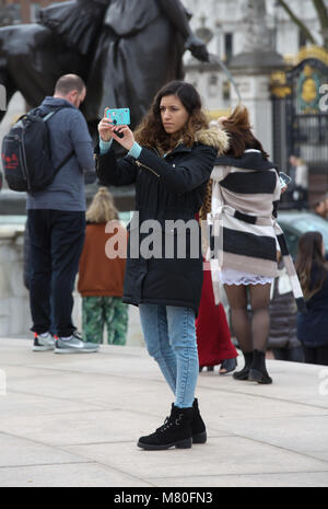 Die Menschen nehmen selfies außerhalb der Buckingham Palace, der Residenz Ihrer Majestät der Königin in London. Stockfoto