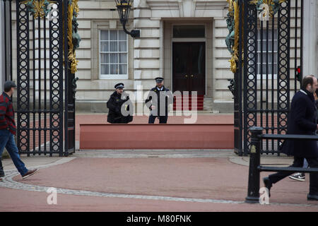 Zwei Polizisten auf Guard vor dem Buckingham Palace der Residenz Ihrer Majestät der Königin in London. Stockfoto