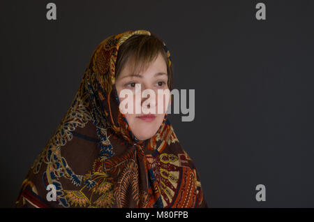 Schönes Portrait von schönen kaukasischen reife Frau mit Kopftuch Stockfoto