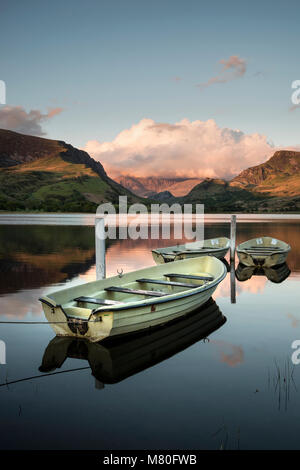 Blick auf Ruderboote auf Llyn Nantlle in Snowdonia Landschaft bei Sonnenuntergang Stockfoto