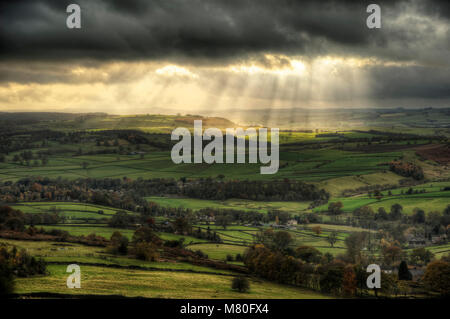 Atemberaubende Sonnenstrahlen über große Moor im Peak District Landschaft im Herbst Stockfoto