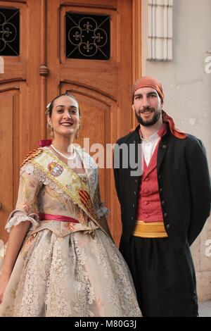 Valencia, Spanien - 12. März 2018: Paar in typisch valencianische Kostüme im Las Fallas Festlichkeit, die zu Ehren von St. Joseph gefeiert wird angezogen Stockfoto