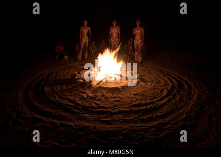San Buschmännern Tanz rund um ein Feuer in Ghanzi, Botswana. Stockfoto