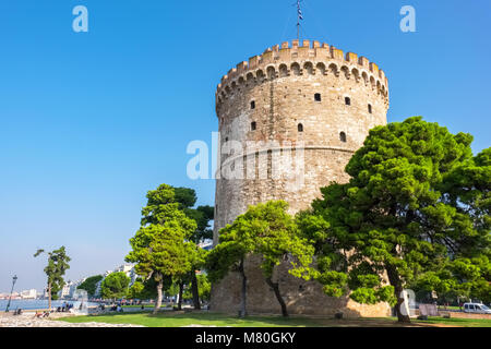 Der Weiße Turm (Lefkos Pyrgos) auf der Uferpromenade in Thessaloniki. Mazedonien, Griechenland Stockfoto