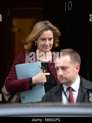 Home Secretary Amber Rudd Blätter 10 Downing Street, London, im Rahmen eines Nationalen Sicherheitsrates (NSR), in denen die Minister über den neuesten Erkenntnissen über die Nerv agent Anschlag auf einen russischen Spion Sergei Skripal und seine Tochter in Salisbury unterrichtet wurden. Stockfoto