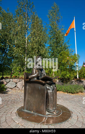 Statue von Astrid Lindgren (Buch der berühmten Kinder Thema, einschließlich Pippi Langstrumpf) in der Nähe des Museum Junibacken, Djurgården, Stockholm, Schweden Stockfoto