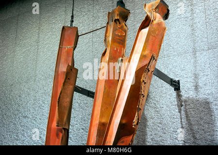 New York, USA, November 2016: Detaillierte Ansicht der Twin Tower Stiftungen bleibt in der Nationalen Gedenkstätte Museum 9-11 in Lower Manhattan, New York Stockfoto