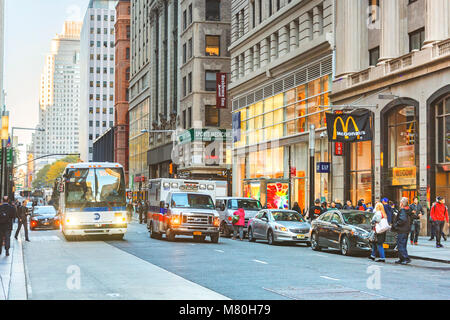 New York, USA, November 2016: städtische Szene in New York mit Stau und Fußgänger Stockfoto