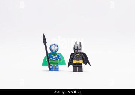 Lego Batman mit Uhr König Minifigur auf weißem Hintergrund. Stockfoto