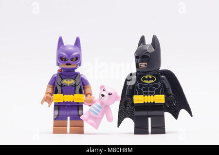 Lego Batman, batgirl Holding Teddybär, auf weißem Hintergrund. Stockfoto