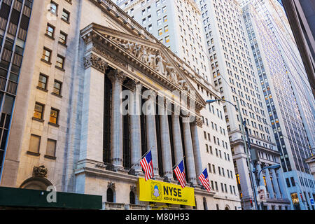 New York, USA, November 2016: Fassade des New York Stock Exchange Gebäude in Lower Manhattan, New York Stockfoto