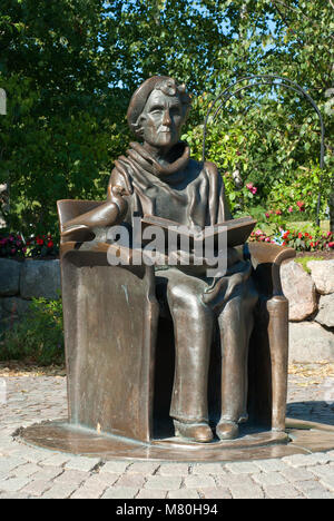 Statue von Astrid Lindgren (Buch der berühmten Kinder Thema, einschließlich Pippi Langstrumpf) in der Nähe des Museum Junibacken, Djurgården, Stockholm, Schweden Stockfoto