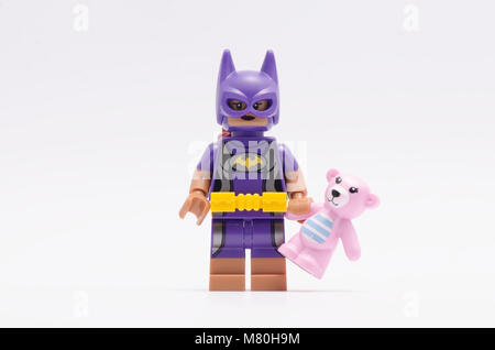 Lego batgirl Holding rosa Teddybär. auf weißem Hintergrund. Stockfoto