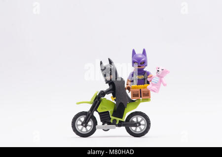 Lego Batman, Dirt Bike mit batgirl sitzen auf der Rückseite. auf weißem Hintergrund. Stockfoto