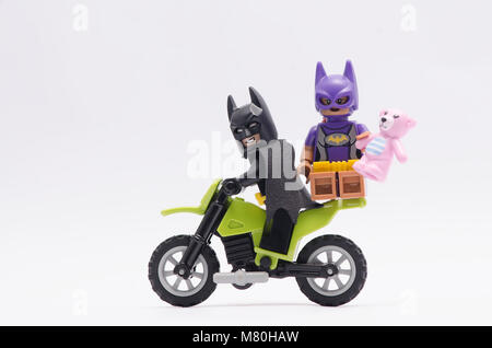 Lego Batman, Dirt Bike mit batgirl sitzen auf der Rückseite. auf weißem Hintergrund. Stockfoto