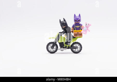 Lego Batman, Dirt Bike mit batgirl sitzen auf der Rückseite. auf weißem Hintergrund. Stockfoto