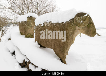 Stein Schafe Skulpturen Erstellt von Keith Alexander auf der Pennine Way Wanderweg in der Nähe von Low Force, Bowlees, Teesdale, County Durham, UK, Stockfoto