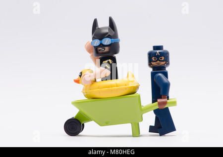 Lego Ferienhäuser batman sitzen auf Schubkarren und Captain America drücken Sie die schubkarre. Stockfoto