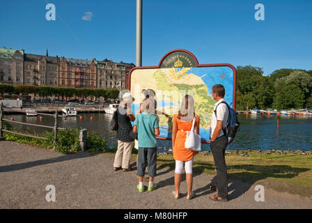 Touristen die Kontrolle einer Karte anmelden Insel Djurgården, Stockholm, Schweden Stockfoto