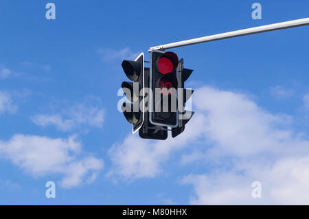 Ampel rotes Lichtsignal Himmel Hintergrund Stockfoto