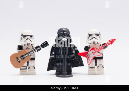 Lego Darth Vader singen mit sturmtruppen Gitarre spielen. auf weißem Hintergrund. Stockfoto