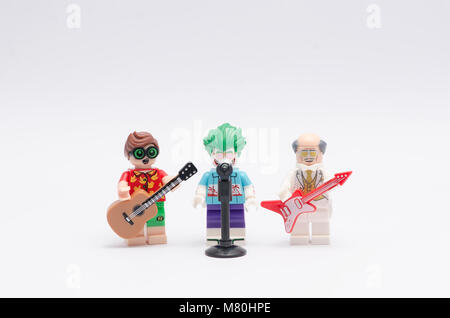 Lego Joker mit Robin und Alfred Minifigur singen und Gitarre spielen. auf weißem Hintergrund. Stockfoto