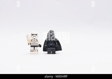 Lego Darth Vader, Storm Trooper Holding ein Eis. auf weißem Hintergrund. Stockfoto