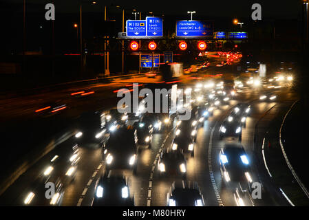 Stau durch reduzierte Geschwindigkeit begrenzen und Geschwindigkeit Kamera Warnzeichen und Geschwindigkeit auf der Autobahn M62 in der Dämmerung Leeds yorkshire United Kingdom Stockfoto