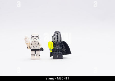 Lego Darth Vader und Storm Trooper holding Eis, auf weißem Hintergrund. Stockfoto