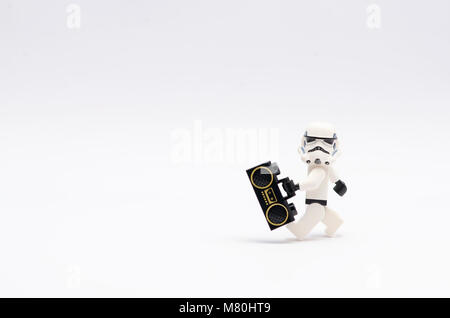 Lego Storm Trooper zu Fuß und mit einem Radio. auf weißem Hintergrund. Stockfoto