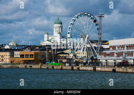 Helsinki, Finnland. August 26, 2017. Blick auf das Skywheel Helsinki und Helsinki Kathedrale Stockfoto