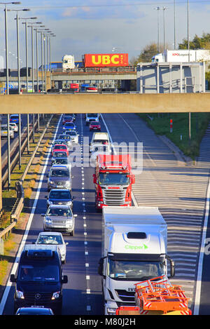 Stau auf der Autobahn m62 im Sommer Leeds yorkshire United Kingdom Stockfoto