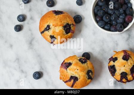 Top down Sicht auf mehrere hausgemachten blueberry muffins Stockfoto