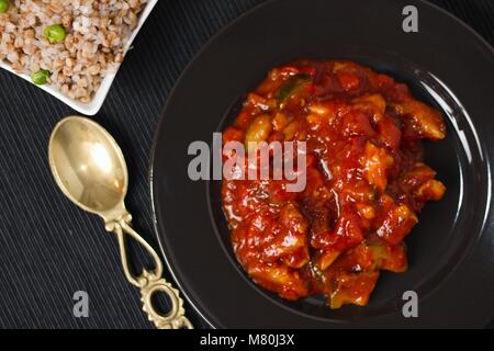 Top down Sicht auf Gemüseragout mit Buchweizen Beilage Stockfoto