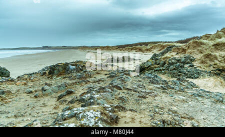 UK, Anglesey, Rhosneigr, 11. März 2018. Die erodierten Dünen auf rhosneigr Strand mit Blick in Richtung Aberffraw. Stockfoto