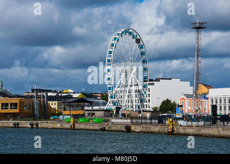 Helsinki, Finnland. August 26, 2017. Blick auf das Skywheel Helsinki und Helsinki Kathedrale Stockfoto