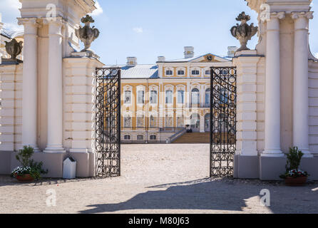 Gates in Schloss Rundale in Lettland Stockfoto