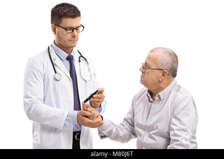 Arzt messen der Blutzuckerspiegel eines älteren Patienten mit einem glucometer auf weißem Hintergrund Stockfoto