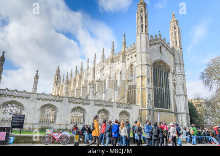 Touristen versammeln sich vor der mittelalterlichen Kapelle des King's College, Universität Cambridge, England, an einem sonnigen Wintertag. Stockfoto