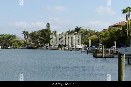 Am frühen Morgen Erfassen von Sarasota spring break Sonnenaufgang in der Mitte März 2018 im Marina Buchsen Piers. Stockfoto