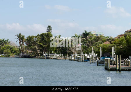 Am frühen Morgen Erfassen von Sarasota spring break Sonnenaufgang in der Mitte März 2018 im Marina Buchsen Piers. Stockfoto