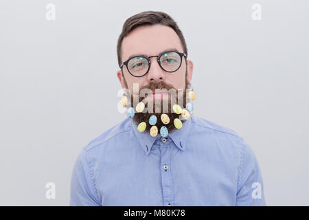 Ostern gut aussehender bärtiger Mann in Gläsern Stockfoto