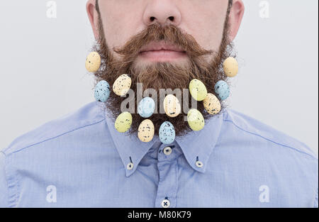 Nahaufnahme von Stattlichen bärtiger Mann mit Ostereier Stockfoto
