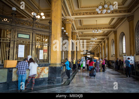 Mexiko-Stadt, CDMX, Mexiko, mexikanische Personen bei Palacio Postal (Postamt) (Palacio de Correos de Mexico) Stockfoto