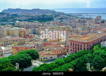 Cagliari, Sardinien, Italien, ein Luftblick auf das Hafengebiet von Cagliari im südlichen Teil Sardiniens. Stockfoto