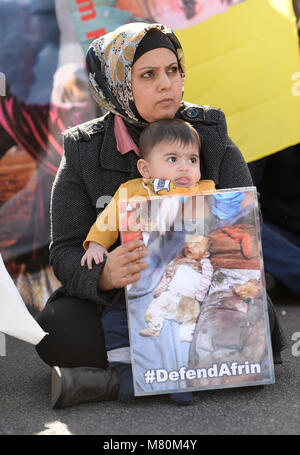 Die Erlaubnis erteilt die Demonstranten blockieren den Verkehr in Parliament Square, London, als Protest gegen die Angriffe auf die kurdische Stadt Afrin im Norden Syriens. Stockfoto