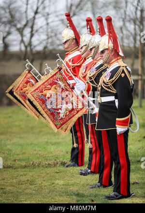 Mitglieder der Household Cavalry test Fanfaren-trompeten, die ein wichtiger Bestandteil im Mai Royal Wedding spielen könnte, Richard Smith (M I) Ltd North Yorkshire Workshop, nachdem das Unternehmen vom Verteidigungsministerium in Auftrag gegeben wurde, in 20 Trompeten für eine Reihe von königlichen und festlichen Anlässen verwendet werden. Stockfoto