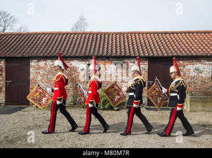 Mitglieder der Household Cavalry test Fanfaren-trompeten, die ein wichtiger Bestandteil im Mai Royal Wedding spielen könnte, Richard Smith (M I) Ltd North Yorkshire Workshop, nachdem das Unternehmen vom Verteidigungsministerium in Auftrag gegeben wurde, in 20 Trompeten für eine Reihe von königlichen und festlichen Anlässen verwendet werden. Stockfoto