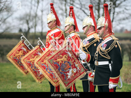 Mitglieder der Household Cavalry test Fanfaren-trompeten, die ein wichtiger Bestandteil im Mai Royal Wedding spielen könnte, Richard Smith (M I) Ltd North Yorkshire Workshop, nachdem das Unternehmen vom Verteidigungsministerium in Auftrag gegeben wurde, in 20 Trompeten für eine Reihe von königlichen und festlichen Anlässen verwendet werden. Stockfoto