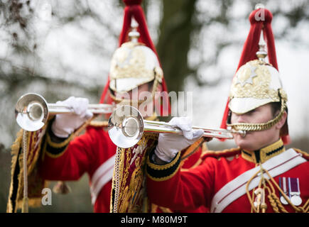 Mitglieder der Household Cavalry test Fanfaren-trompeten, die ein wichtiger Bestandteil im Mai Royal Wedding spielen könnte, Richard Smith (M I) Ltd North Yorkshire Workshop, nachdem das Unternehmen vom Verteidigungsministerium in Auftrag gegeben wurde, in 20 Trompeten für eine Reihe von königlichen und festlichen Anlässen verwendet werden. Stockfoto